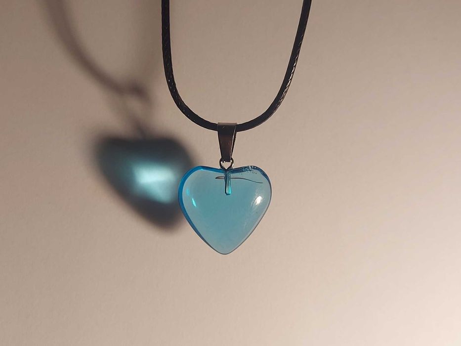 Colar Coração Azul– Pingente Transparente, Fio Preto Leve e Ajustável