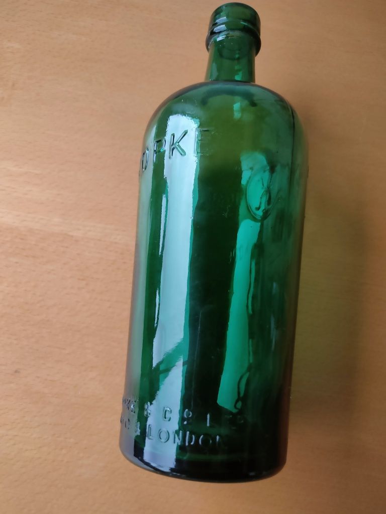 Garrafas de vidro verde antigas.