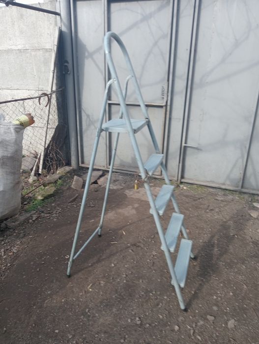 Продам садову стремянку