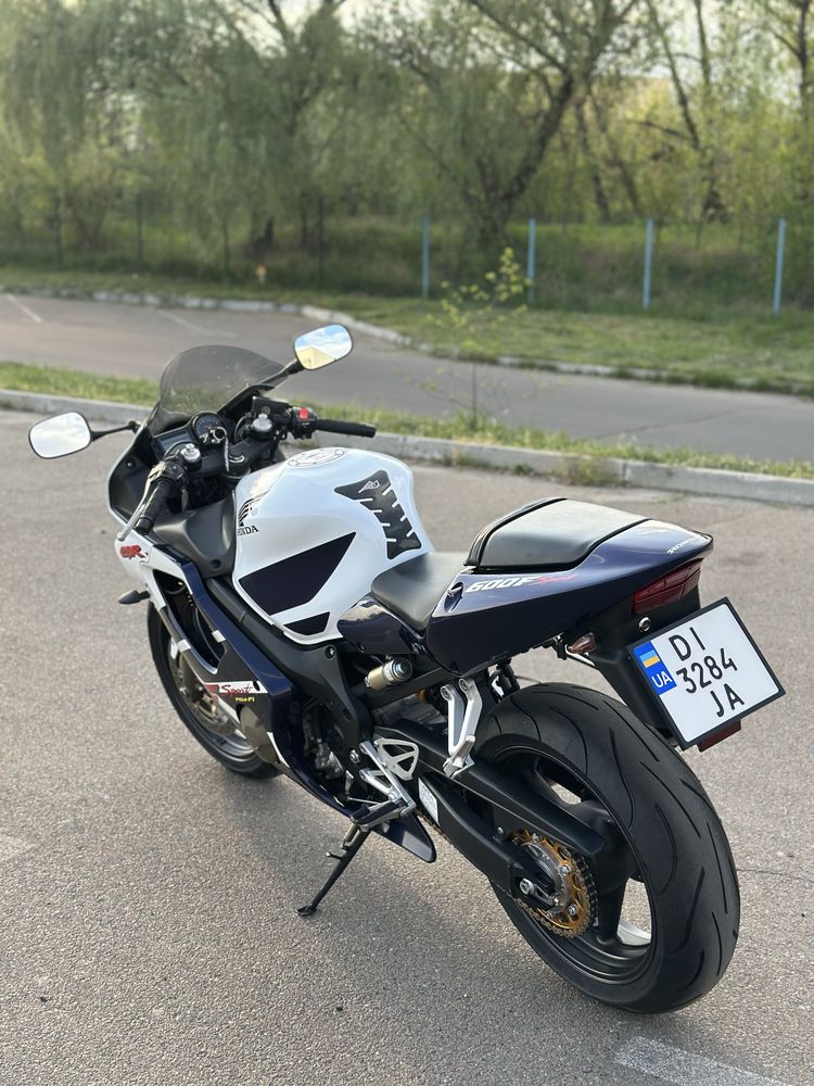 Мотоцикл Спортбайк Honda CBR 600F4i 2003