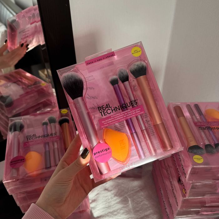 Пензлі, кісточки для макіяжу Real Techniques | Розпродаж