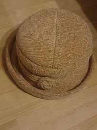 Ciepły beżowy kapelusz