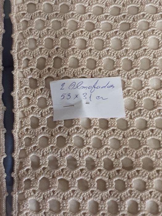 2 almofadas  cor bêje  croché  sobre  o comprido com frocos