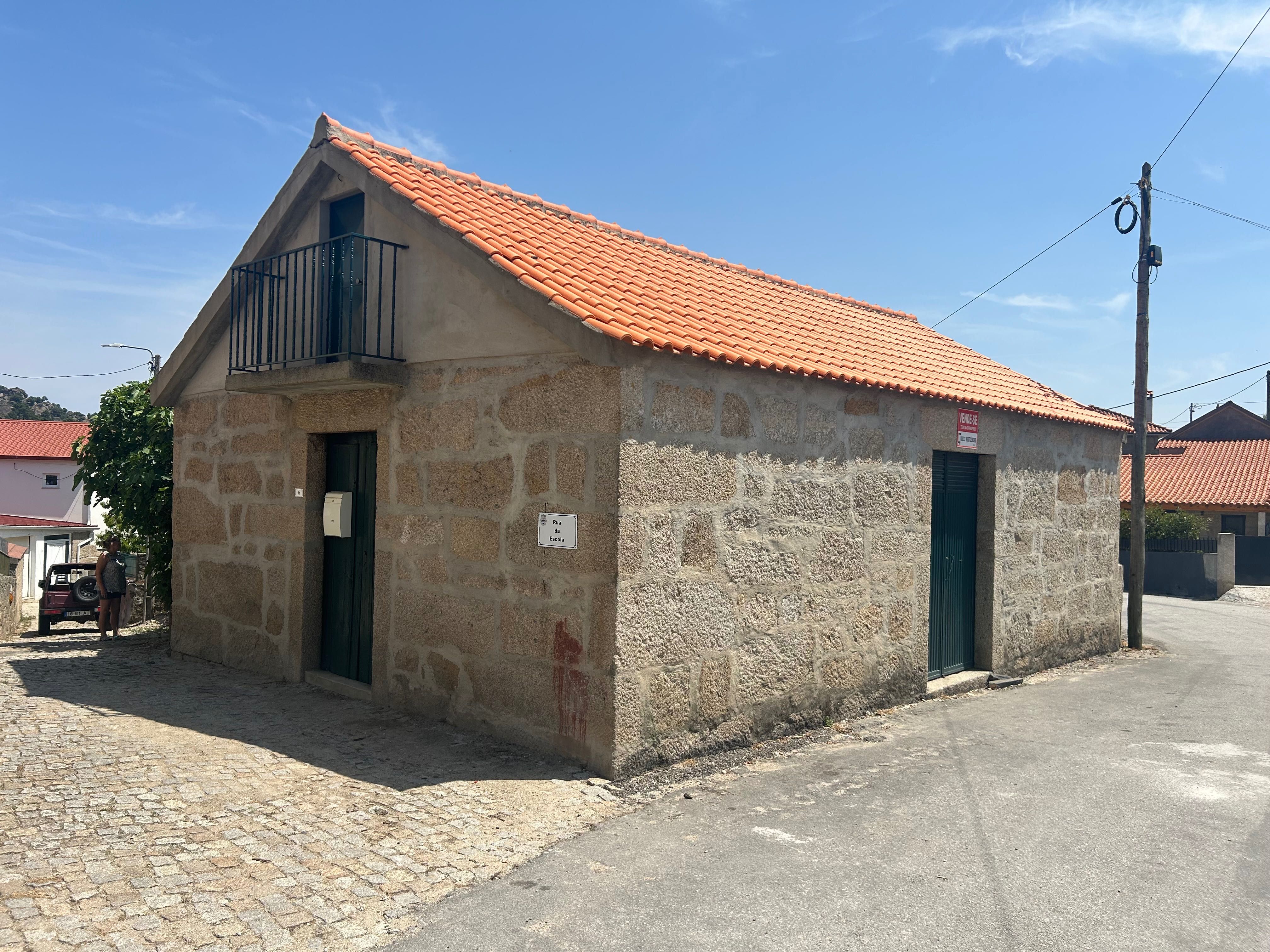 Casa com terreno na aldeia de Campelos, Carrazeda de Ansiaes