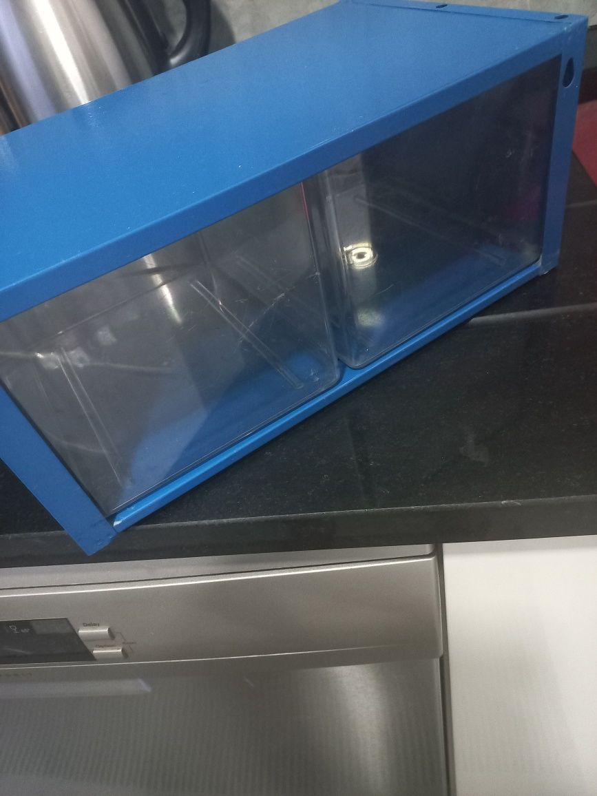 Movel para arrumaçao. 31 X18 cm. De metal e gavetas plasticas