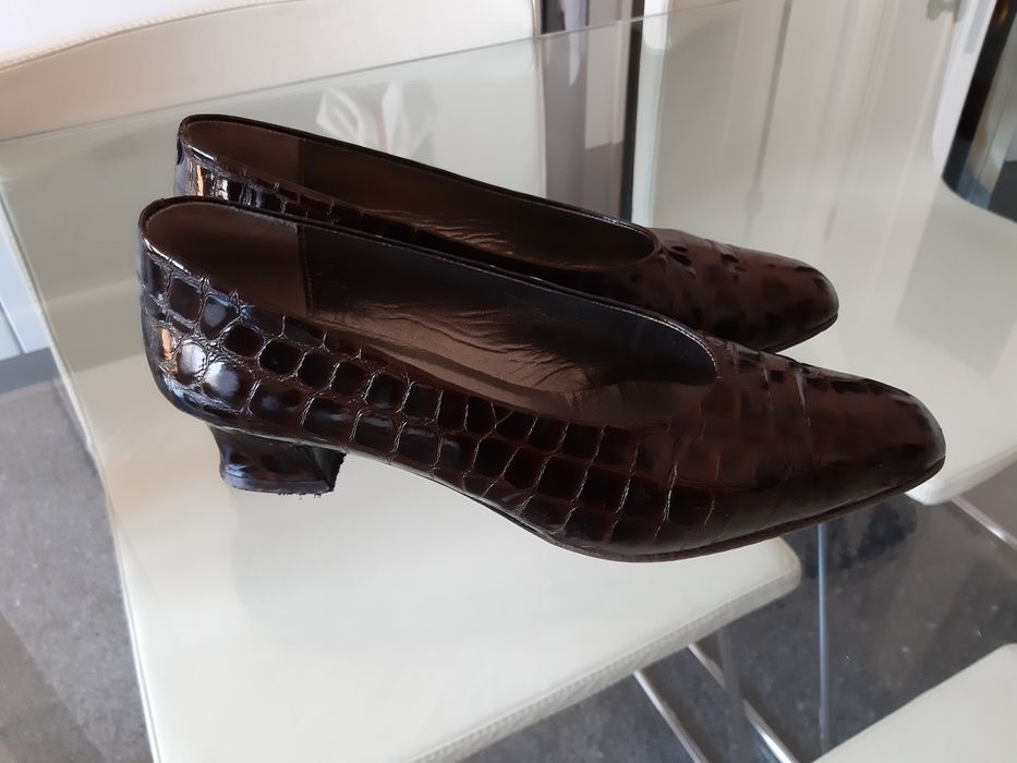 Sapatos castanhos em verniz efeito crocodilo em pele