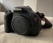 Cânon Rebel T3i com lente 18-55mm