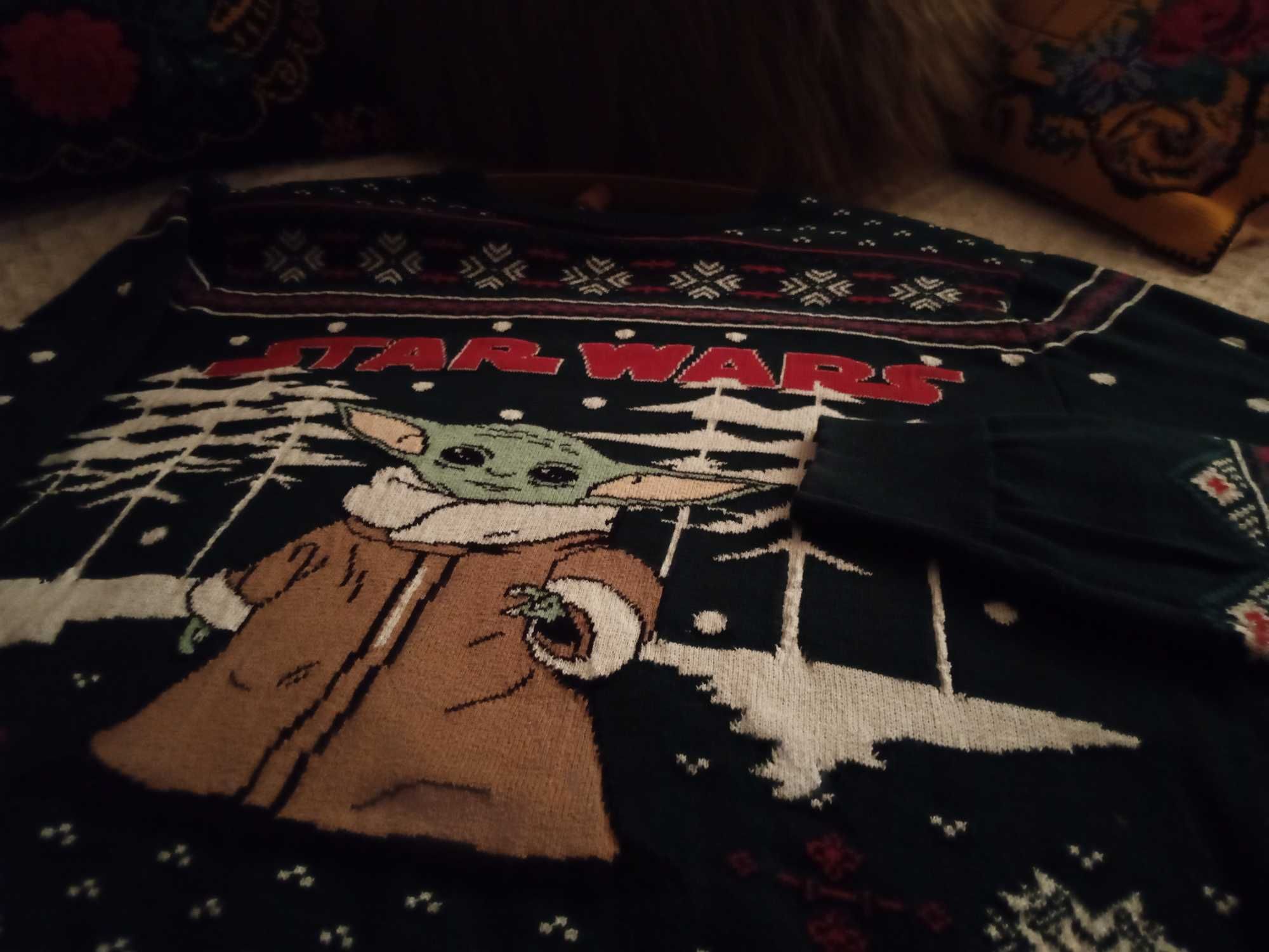 Гарний новорічний светр на тематику Star Wars.