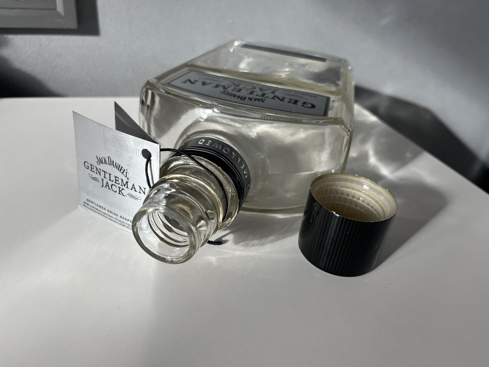 Пусті пляшки з-під віскі Jack Daniels, Jim Beam, Ballantine’s