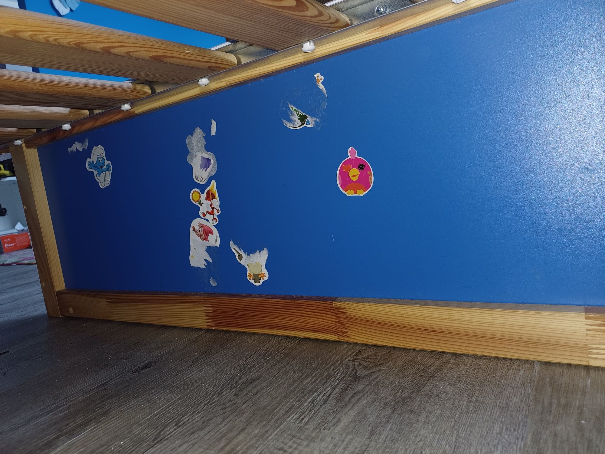 Łóżko kura ikea białe.