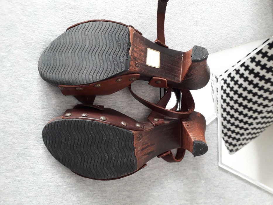 Sandálias em Pele & Madeira 《Bata》