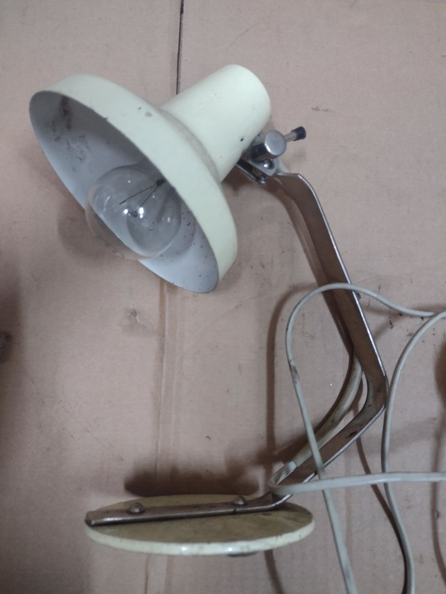 Stara lampa na stolik