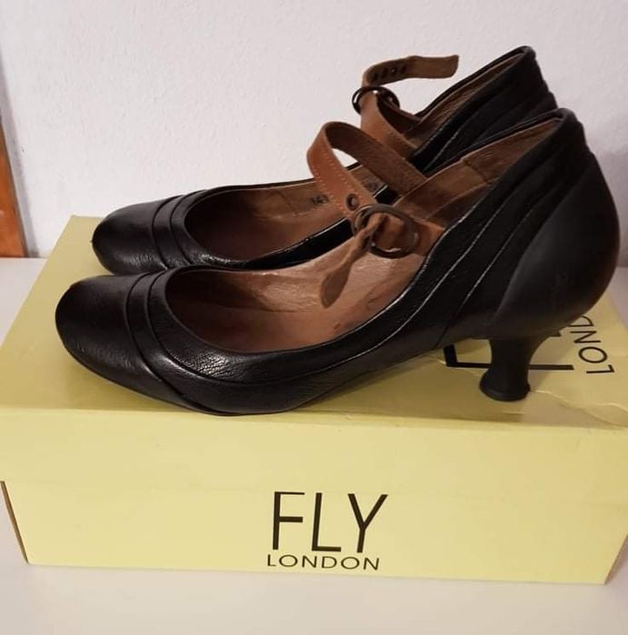 Sapatos da fly em bom estado