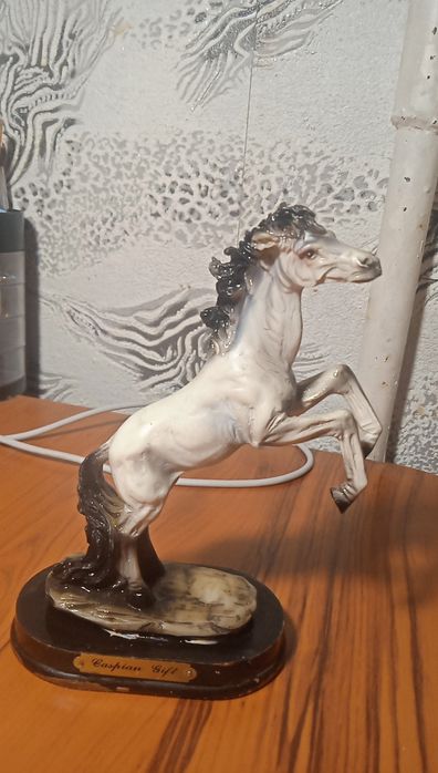 Фигурка лошади для украшения