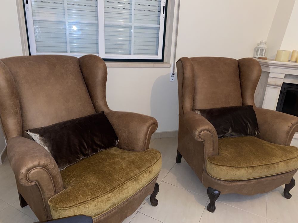 Poltronas vintage em ecopele e veludo