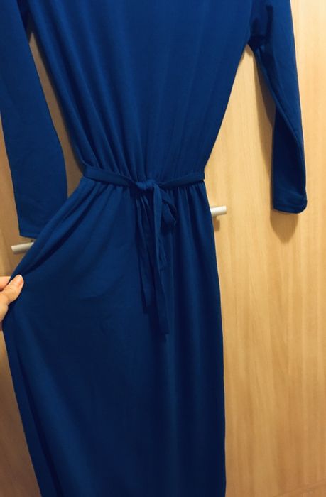 Sukienka maxi o głębokim kolorze