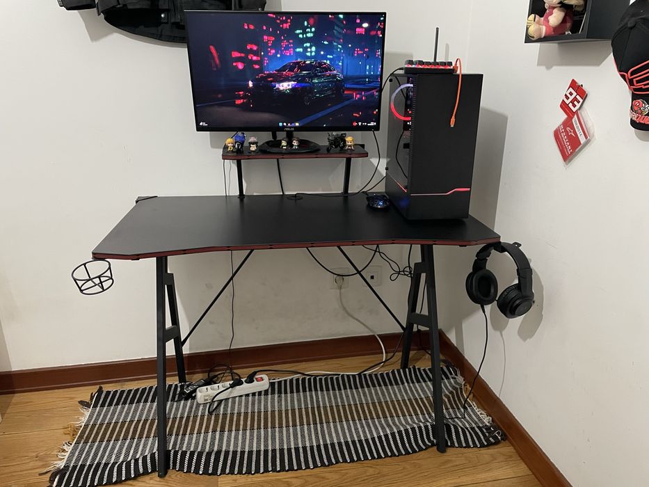 Mesa gaming em bom estado