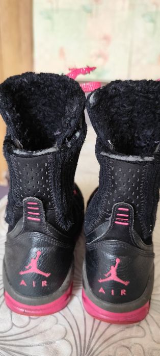 Продам сапоги ботинки на девочку оригинал) Jordan 22.5 см .