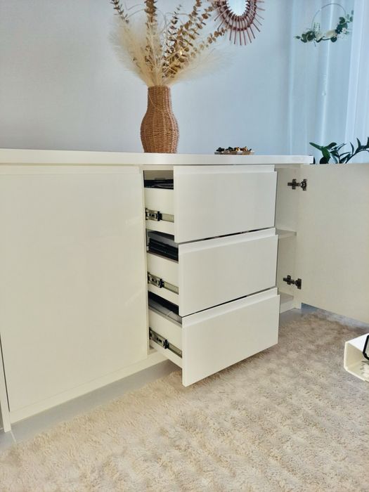 Biała komoda na wysoki połysk z półkami i 3 szufladami