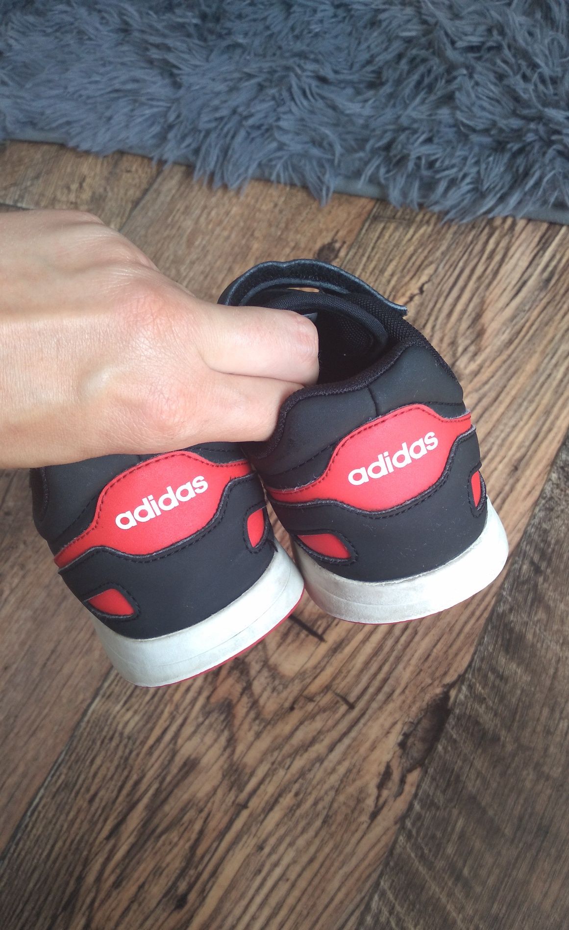 Czarne buty adidas czerwone wstawki chłopięce 31