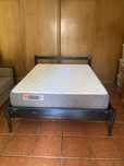Vendo cama de casal de madeira preta, com estrado e colchão!