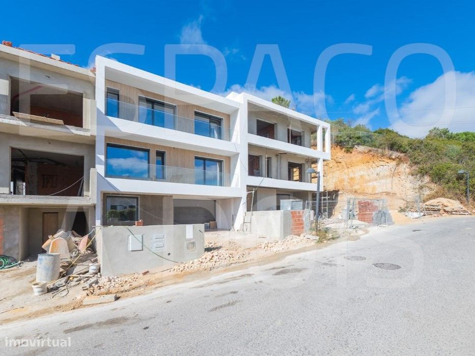 DESLUMBRANTE! Acabamentos de eleição. Jardim e Piscina. Garagem par...