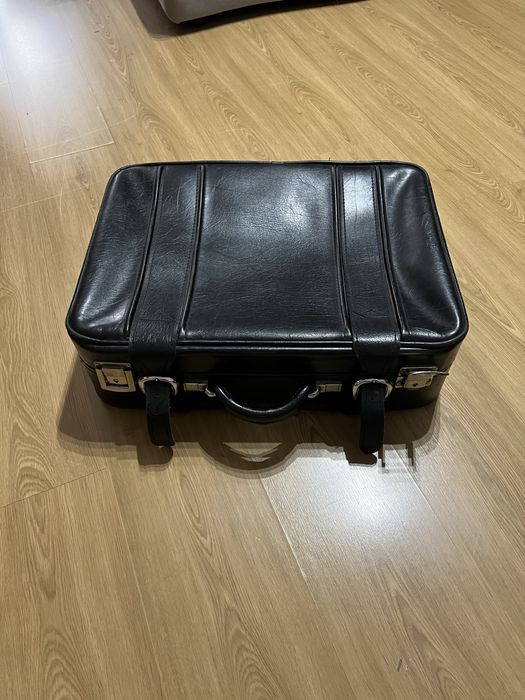 Mala vintage preta com mais de 40 anos .