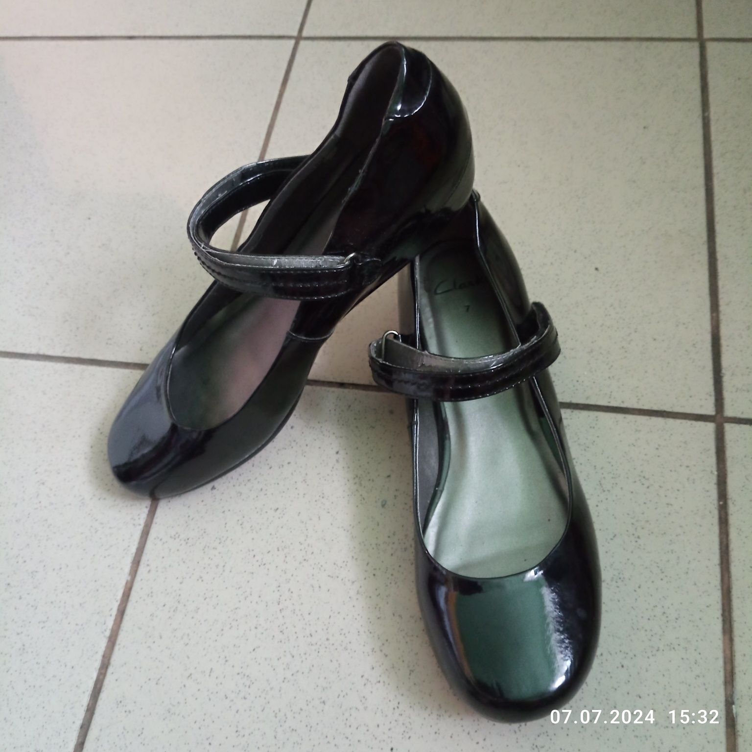 Piękne baletki na koturnie z lakierowanej skóry. Rozmiar 40. Clarks.