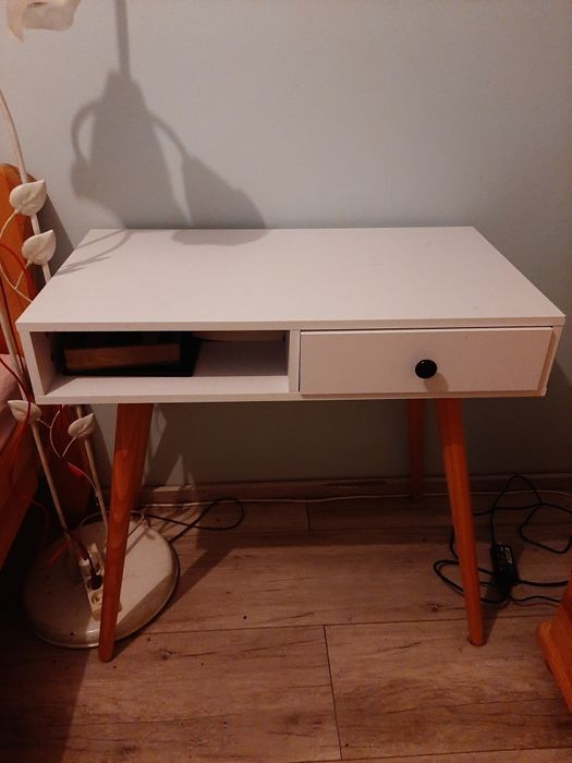 Małe biurko dla dziewczynki
