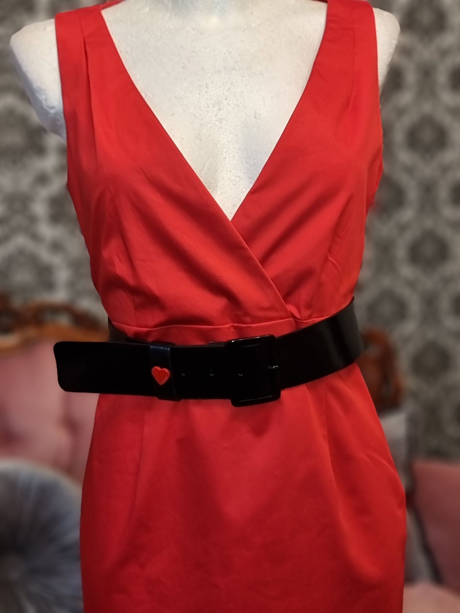 Mała czerwona mini sukienka Love Moschino z logowanym  paskiem r 34/36