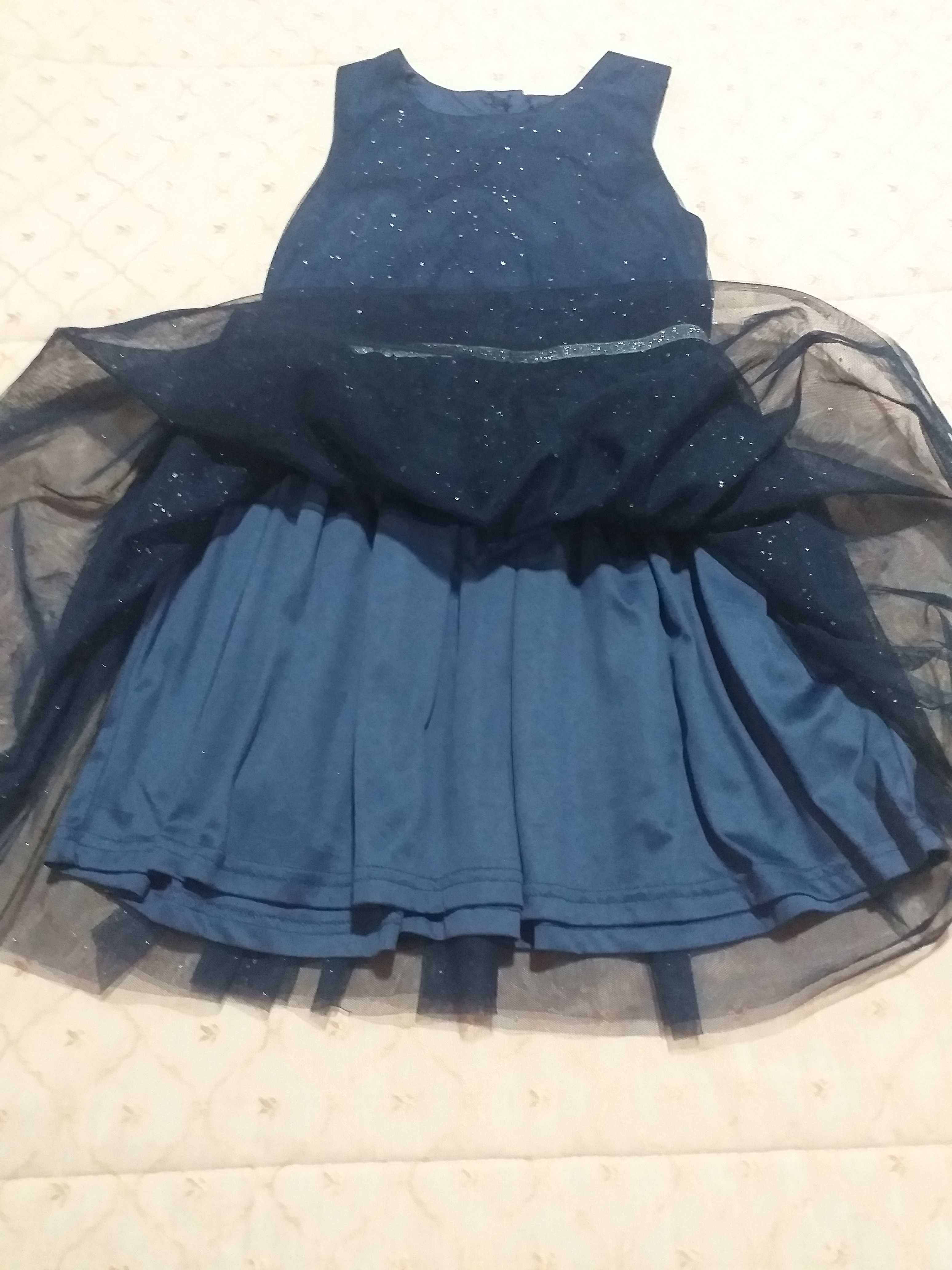 Lindíssimo vestido em tule azul marinho com brilhantes, da TEX.