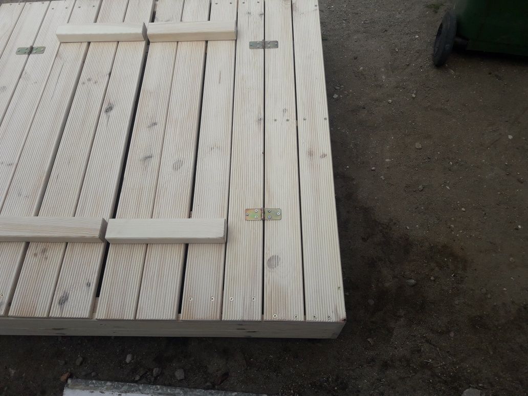 piaskownica drewniana z ławeczkami 120x120 zamykana