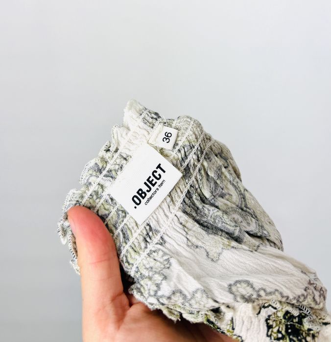 Biała bluzka z krótkim rękawem i orientalnym wzorem