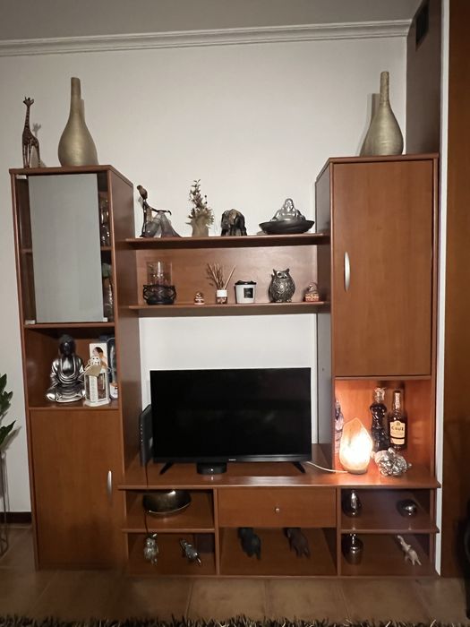 Movel de sala castanho com algumas arrumaçoes
