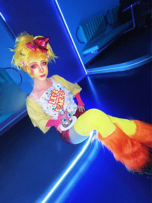 Той Чика ФНАФ косплей