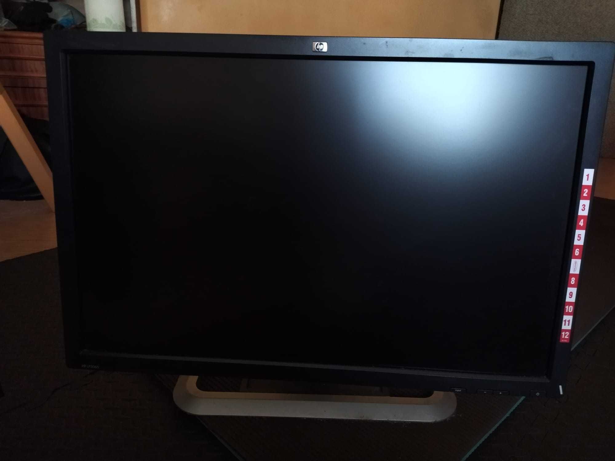 Dwa monitory Hp Lp 3065 i Dell rev A01 .  30 cali