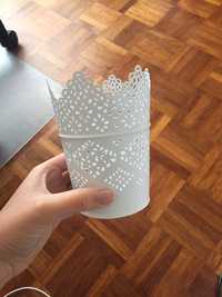 Vaso pequeno branco metálico