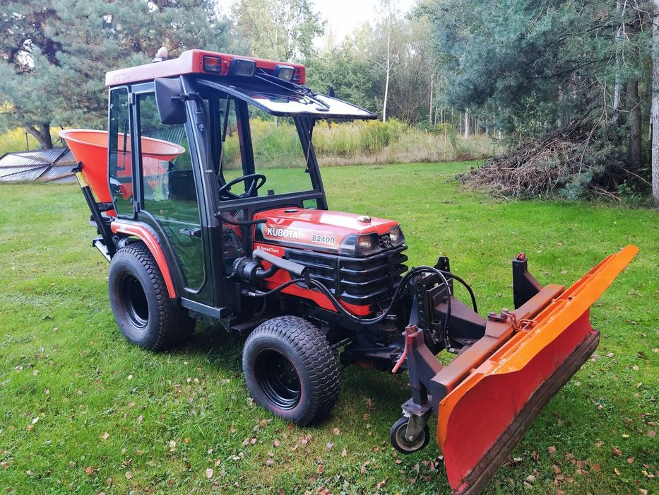 Kubota B 2400  odśnieżarka pług skrętny + rozsiewacz piasku nawozów 1 właściciel