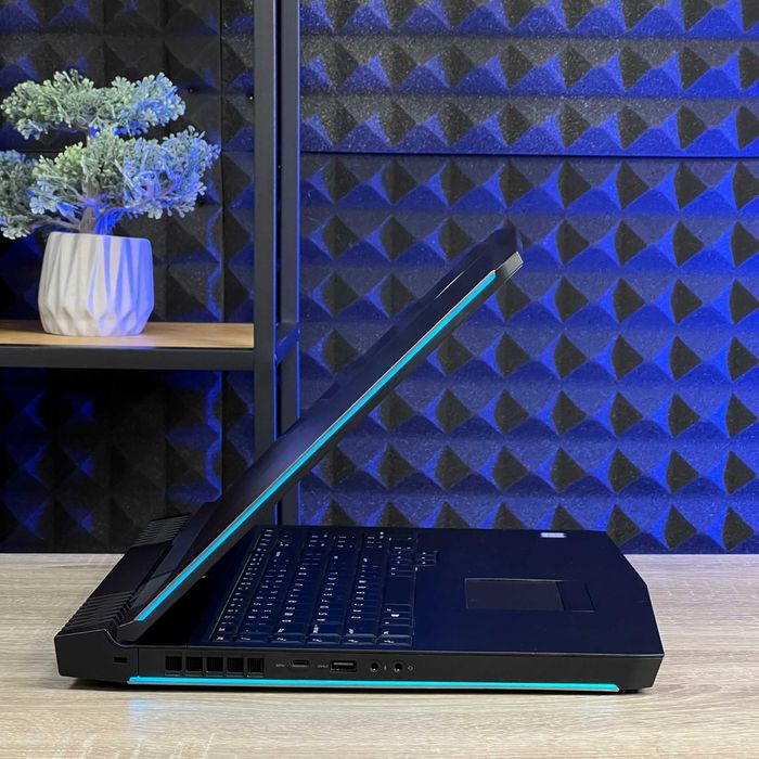 Dell Alienware 17 R4. Intel Core i7-7820HK/(32gb)/GTX1080/ssd256gb