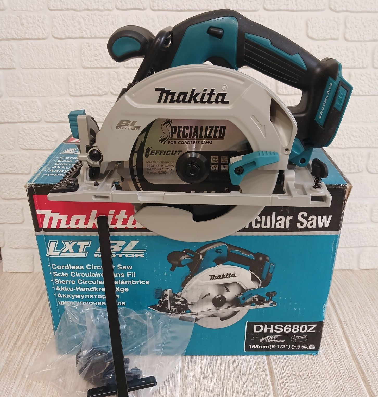 Акумуляторна дискова пила makita dhs680