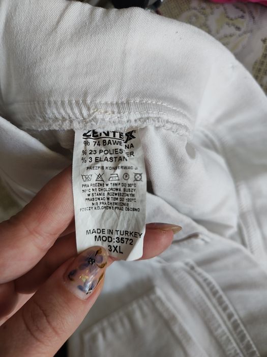 Białe jeansy z przetarciami i dziurami proste nogawki wysoki stan XXXL