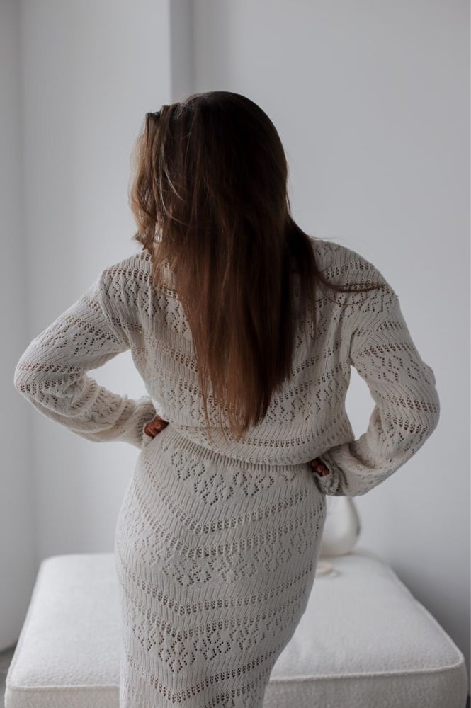 Молочний вязаний костюм светр спідниця з розрізом