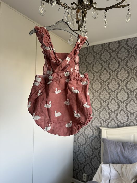 Ramper kombinezon body ogrodniczki H&M w łabędzie z falbankami 80cm