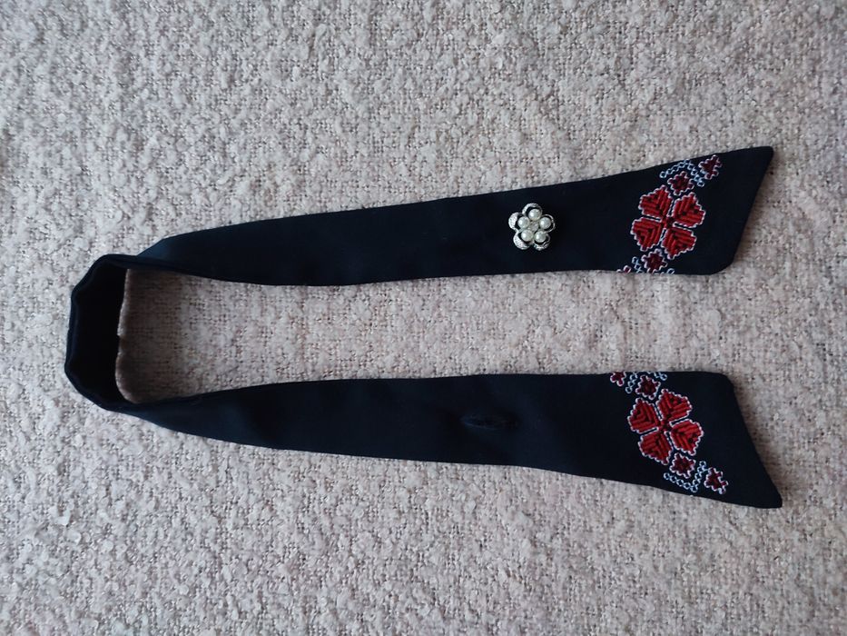 Краватка вишита, дівчача