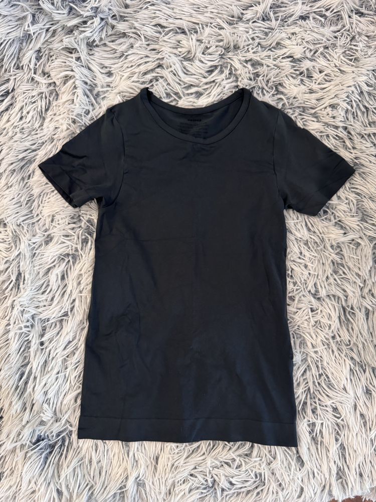 Футболка SKIMS Soft smoothing XS колір Onyx