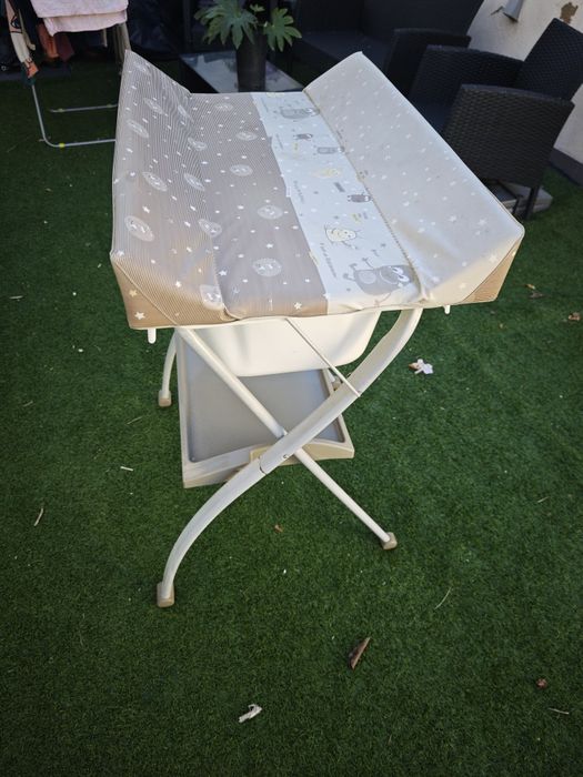 Muda fraldas com banheira