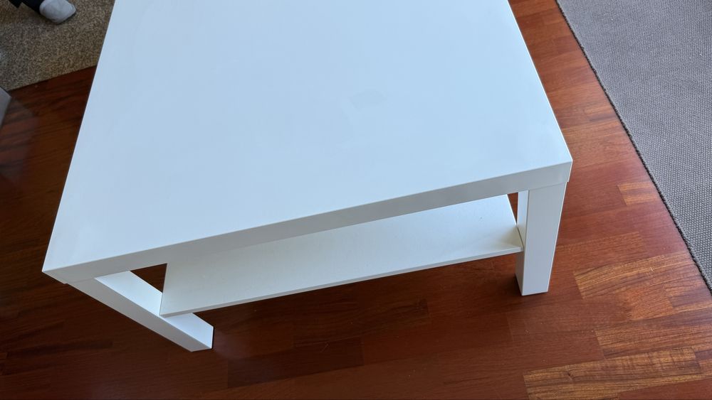 mesa branca de apoio