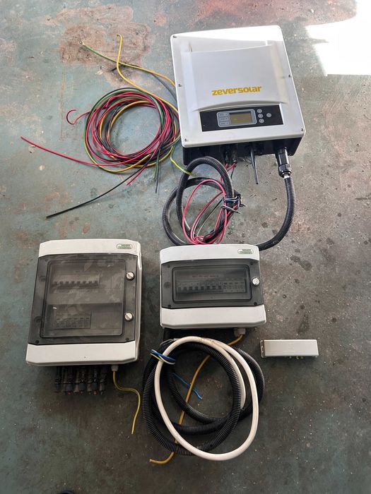 falownik zeversolar TLC 4000 z widocznym oprzyrządowaniem