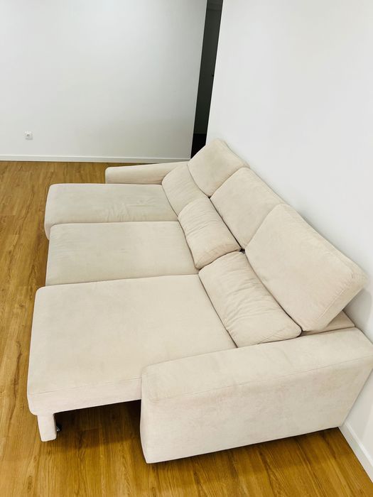 Sofá retrátil e reclinável de 3 lugares, em tecido suede bege claro.