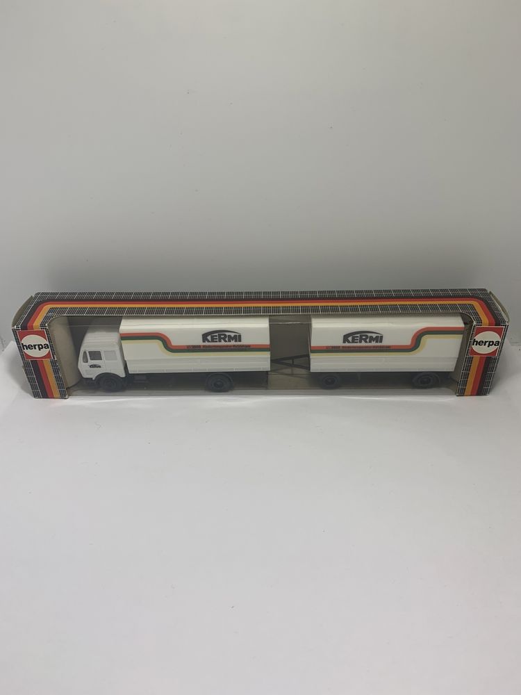 Mercedes com reboque da Herpa escala H0 1/87